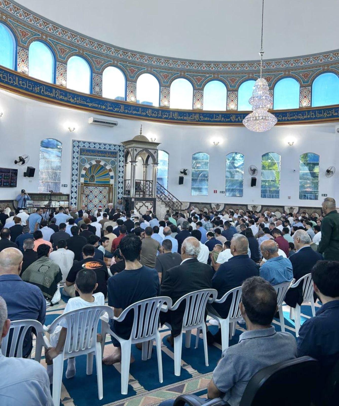 Muçulmanos celebram o fim do jejum de Ramadan com festa e comunhão