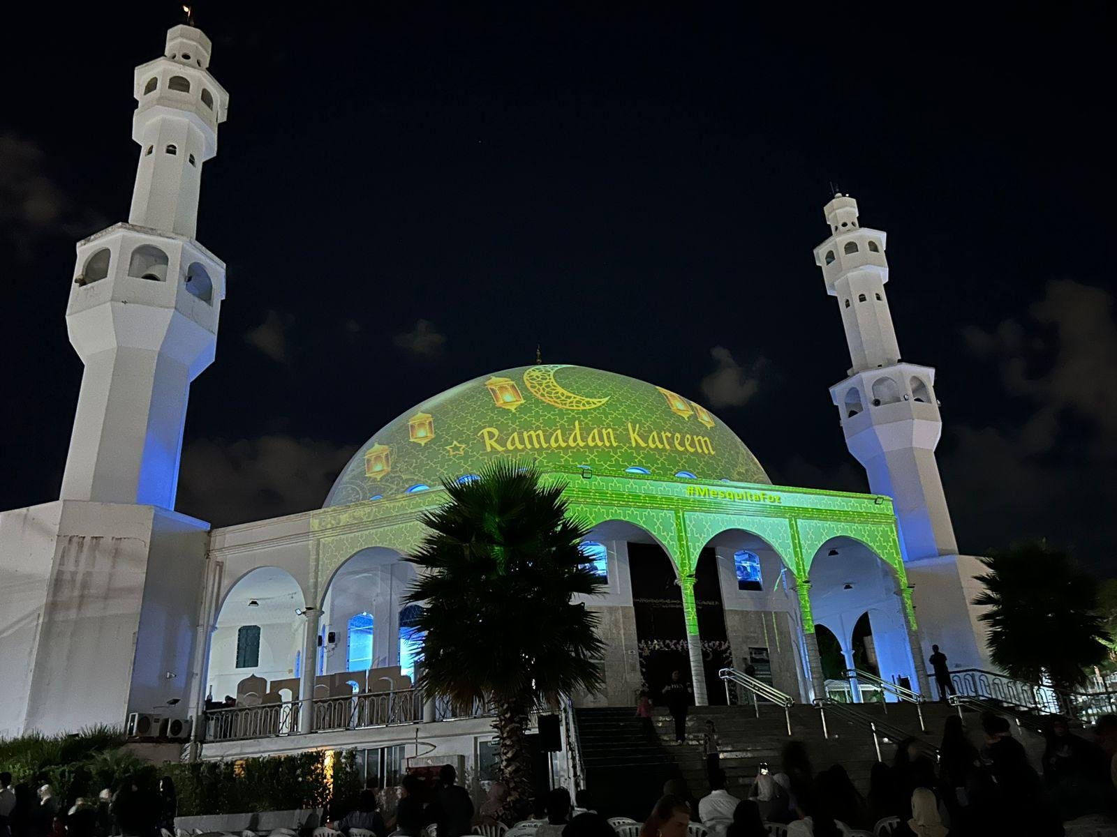 Mesquita de Foz vira atração noturna no mês do Ramadan