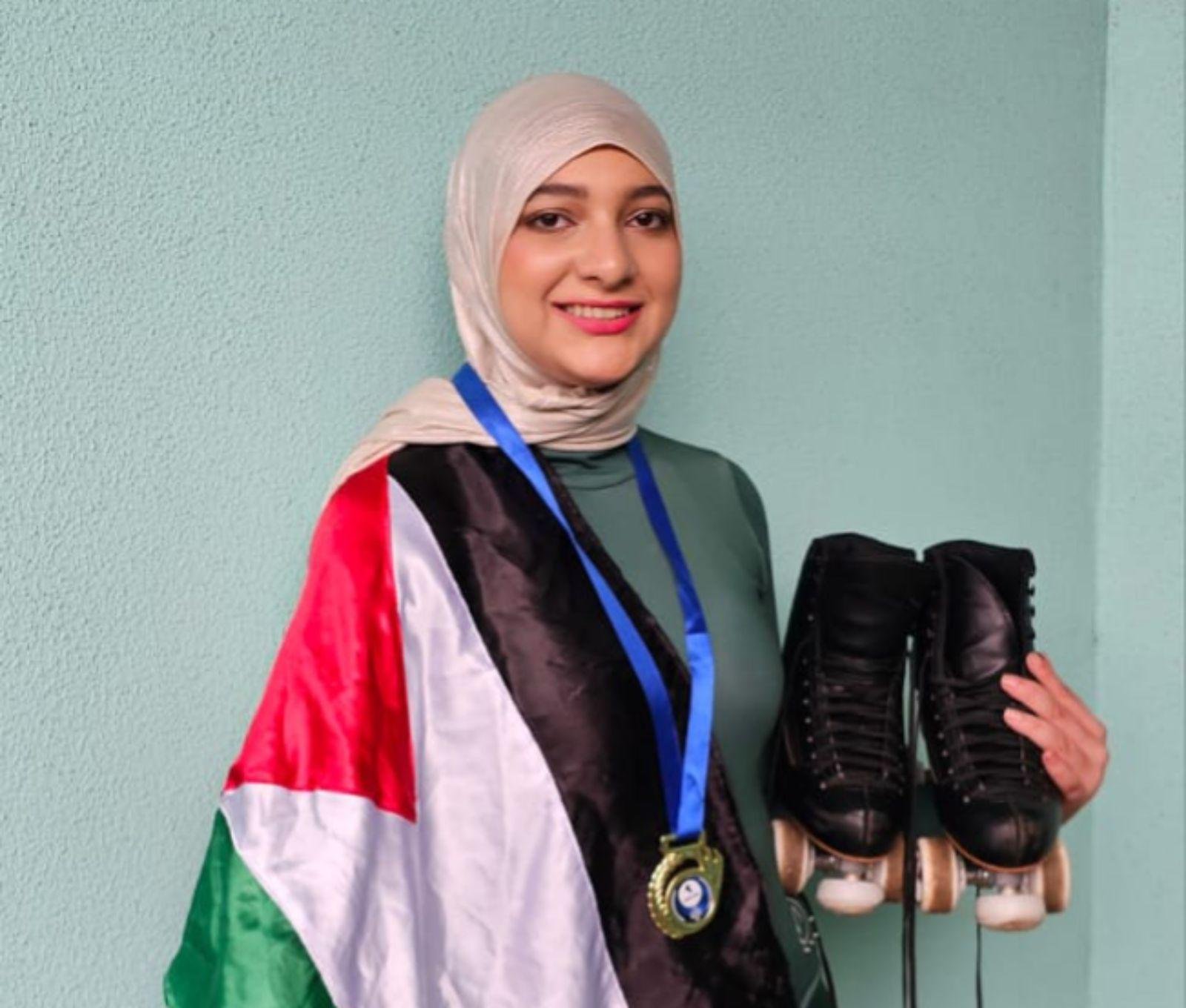 1ª muçulmana de hijab Palestina participa de Campeonato de Patinação e ganha ouro